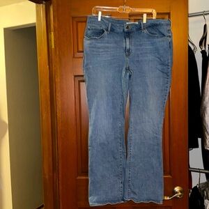 Levi’s Women’s Bootcut Jeans. 33”waist 32”Length-16M